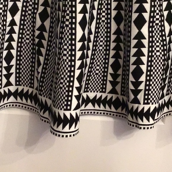 NWT Blck n wht knit mini dress. Skater style skirt 3/4 sleeves 2 small 2 lg - Picture 3 of 5